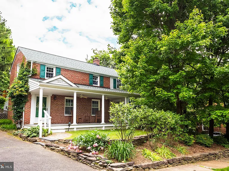 1207 N Livingston St — Photo 1