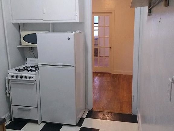 2nd image of 314 E 70th St #4