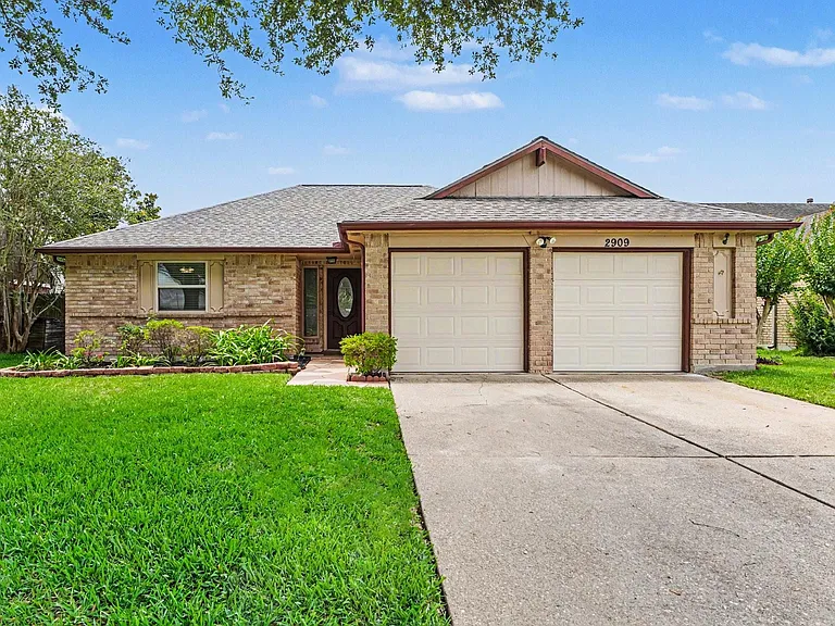2909 Forest Hills Dr — Photo 1