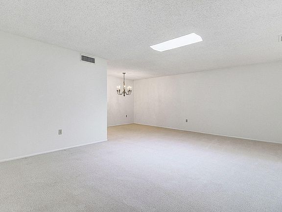 3rd image of 10439 W Saratoga Cir