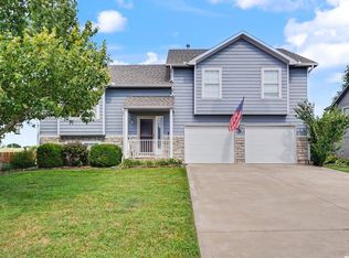 953 N Hickory Dr, Tonganoxie, KS 66086