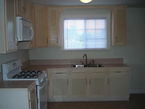 3rd image of 830 Silver Lake Blvd