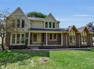 2 Greencastle Ln, Williamsville, NY 14221