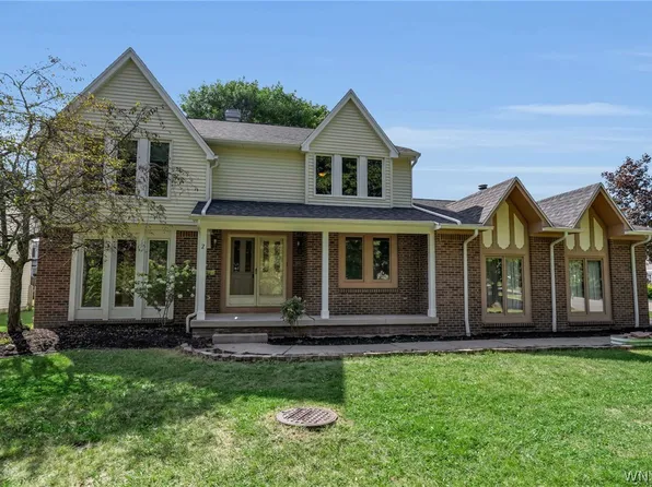 2 Greencastle Ln, Williamsville, NY 14221