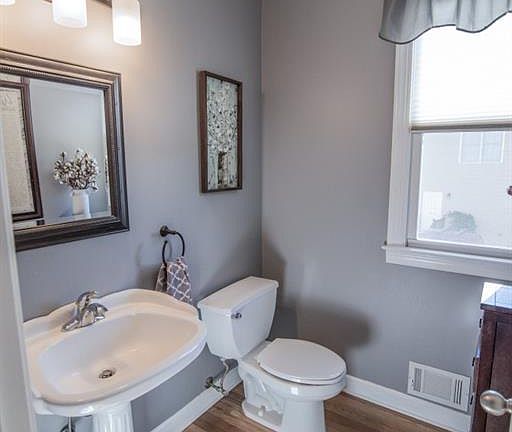 3rd image of 1416 Sheridan Pl