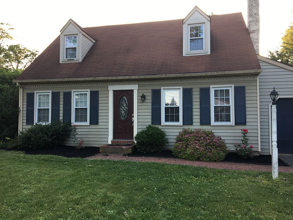 1st image of 4 Picnic Woods Rd