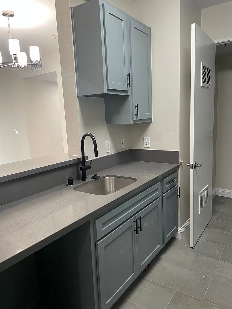 Hawthorne Regency Apartments — Photo 3