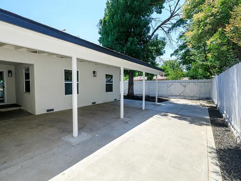 2423 Miller Ave — Photo 21