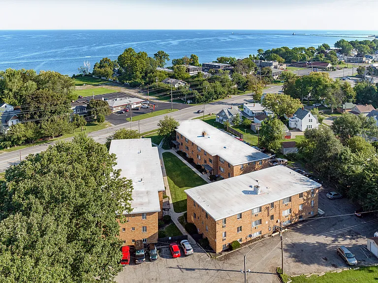 Water's Edge Apartments — Photo 6