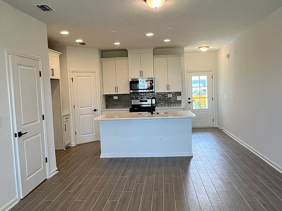 4th image of 223 Brandon Lakes Dr