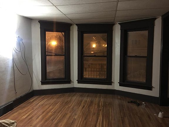 4th image of 470 E Ferry St
