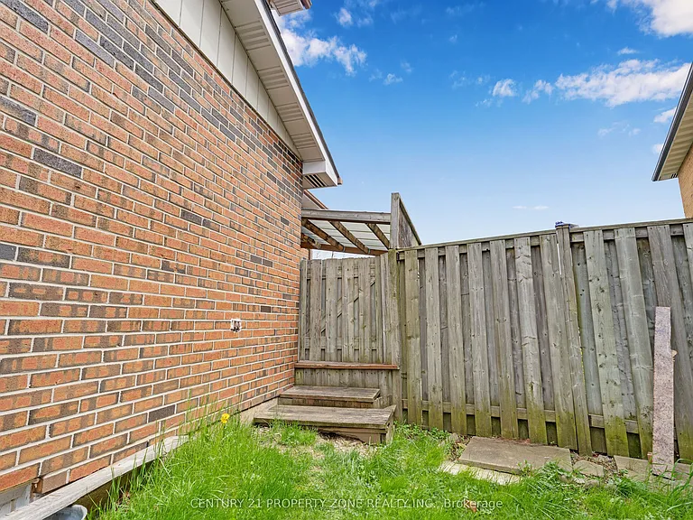 32 Lady Stewart Blvd — Photo 24