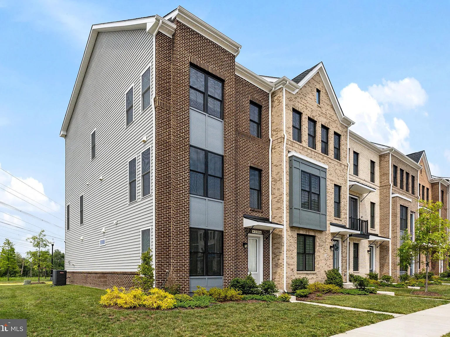 3 bed, 4.0 bath, 2677 sqft, $3,500 — Photo 2