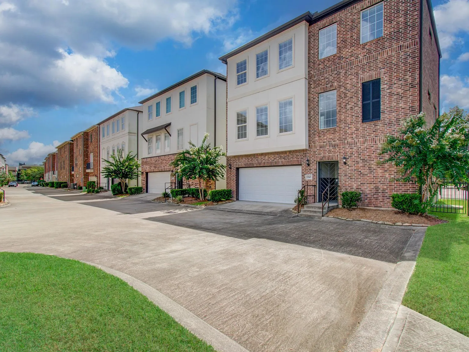 4 bed, 3.5 bath, 2586 sqft, $2,550 — Photo 3