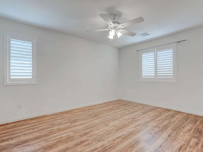 985 Noah Valley St — Photo 32