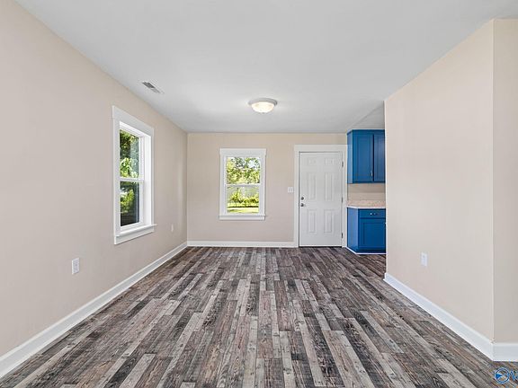 4th image of 1824 Oakwood Ave NE
