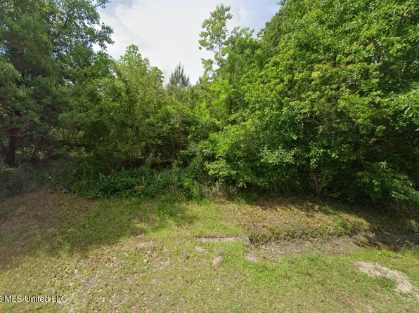 315 Sandy St, Waveland, MS 39576