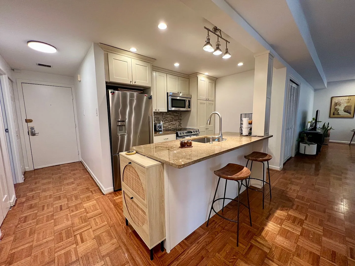 Gorgeous 2-Bed/2-Bath Condo in the Heart of Old City! Available August 1st! — Photo 1