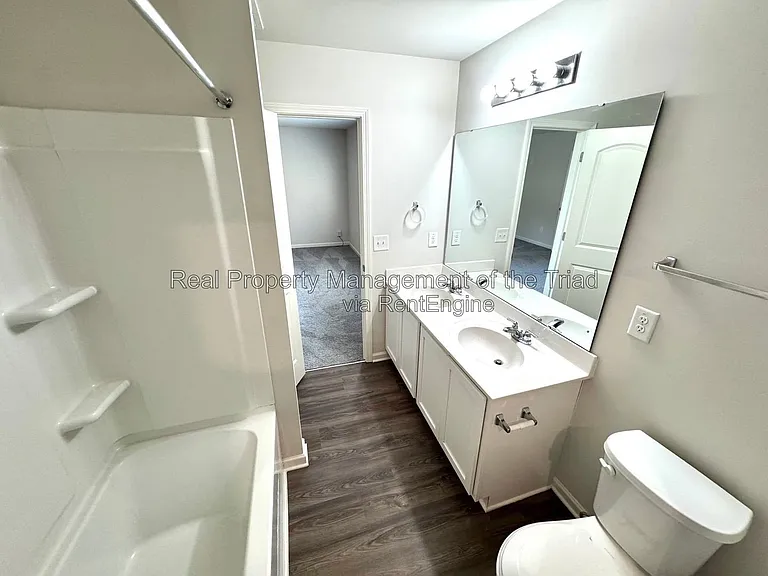 4104 Devonwood Ct — Photo 9
