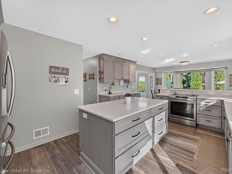 22290 Genesis Dr, photo 15