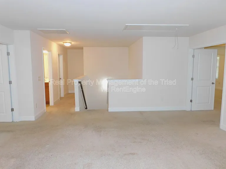 1427 Sawyer Ave — Photo 7