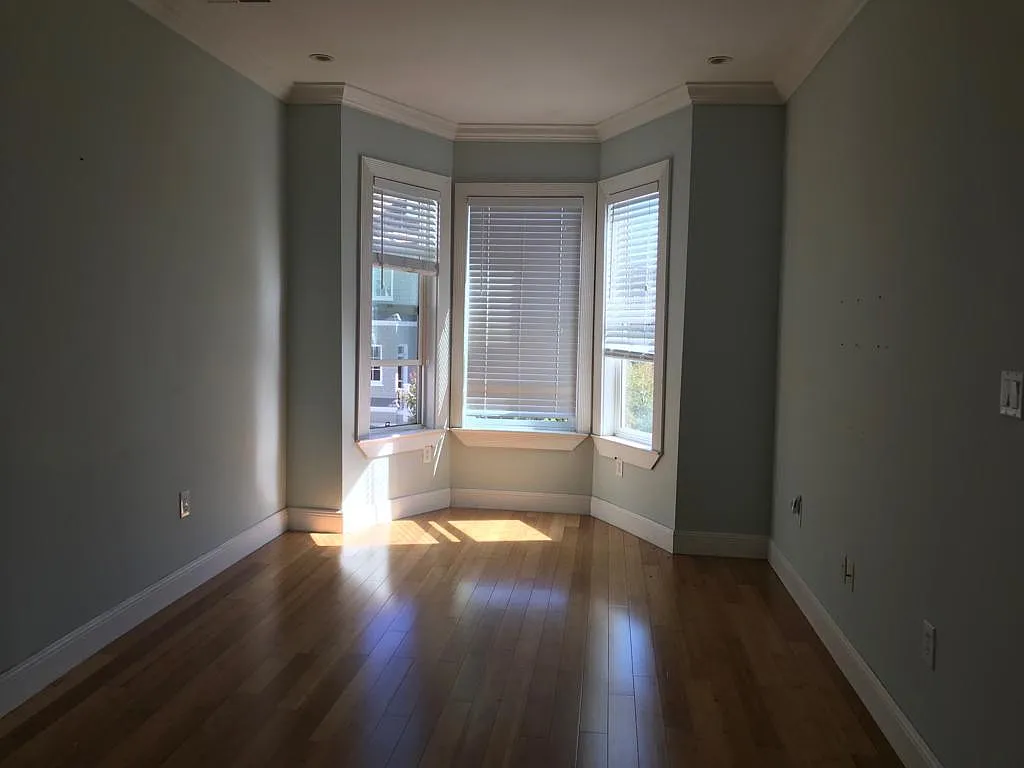 2 bed, 900 sqft, $5,900 — Photo 4
