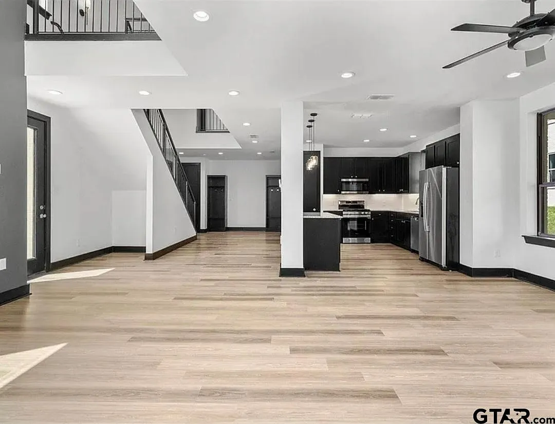 3 bed, 2.5 bath, 2034 sqft, $2,500 — Photo 3