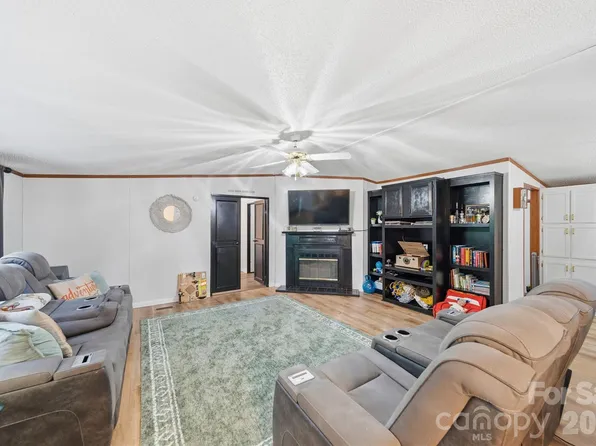 102 Sycamore Dr, Hickory, NC 28601