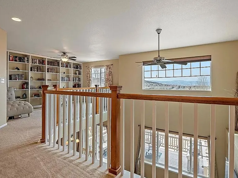 2143 Broadleaf Loop — Photo 2