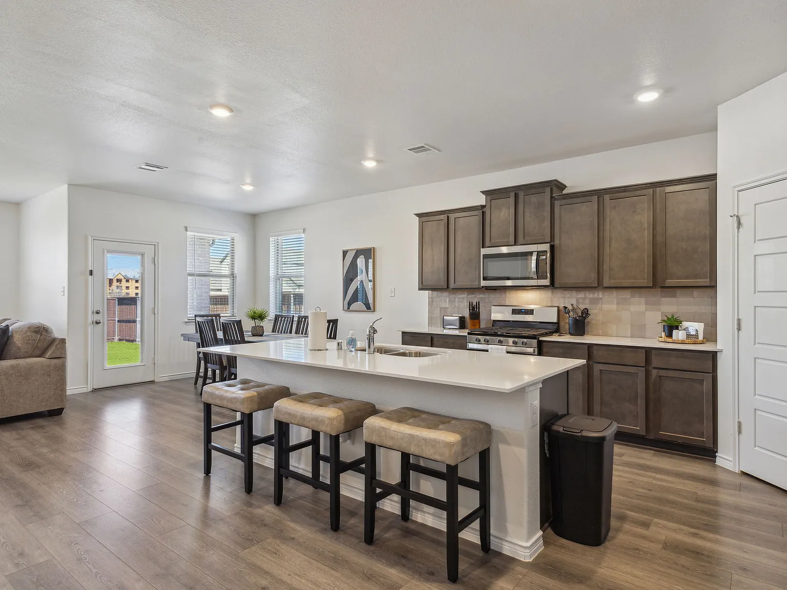 5 bed, 2528 sqft, $7,970 — Photo 4