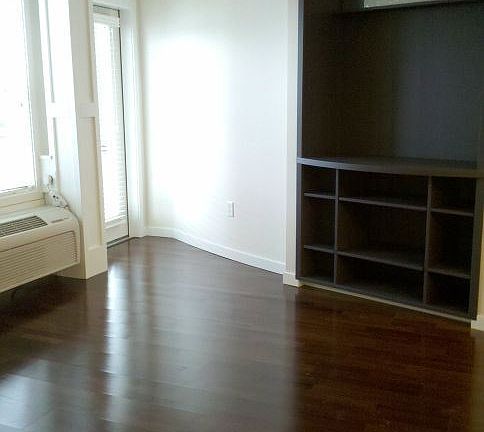 4th image of 801 N Orange St Unit 212