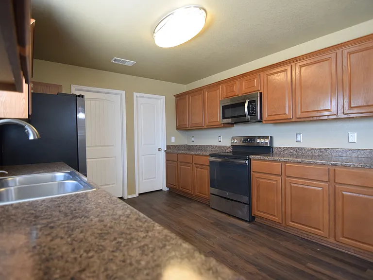 300 Curtis Dr — Photo 5
