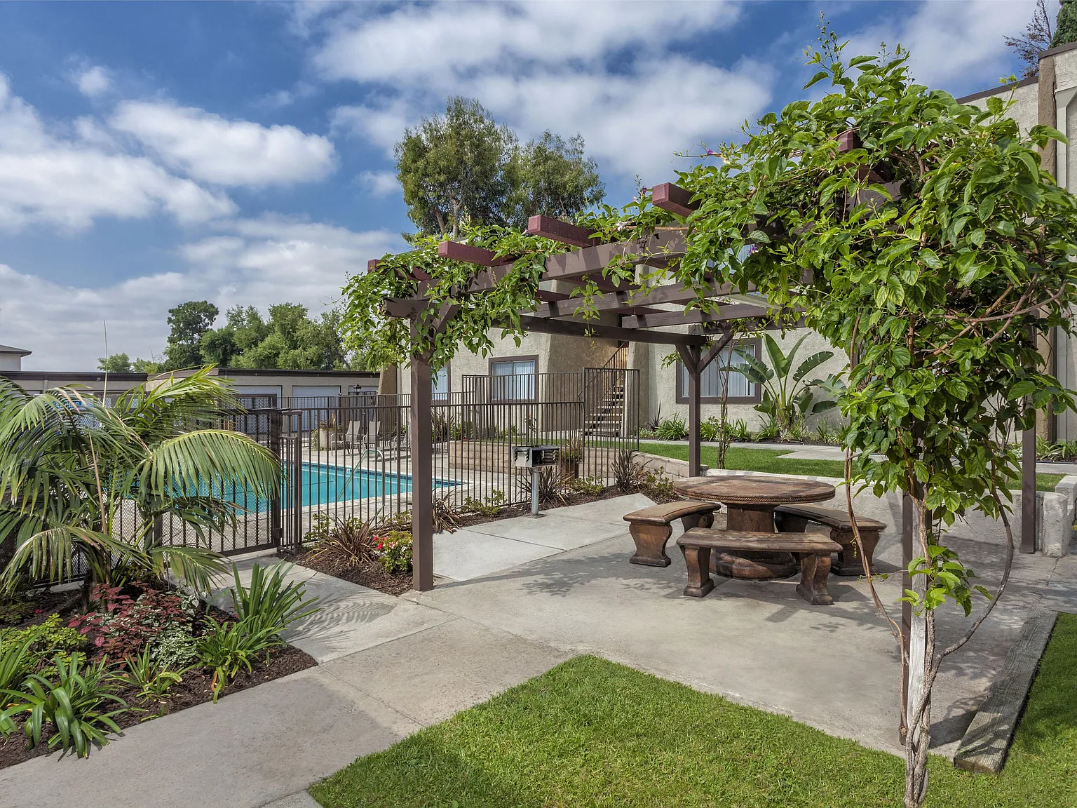 Chapman Village West Apartments — Photo 3