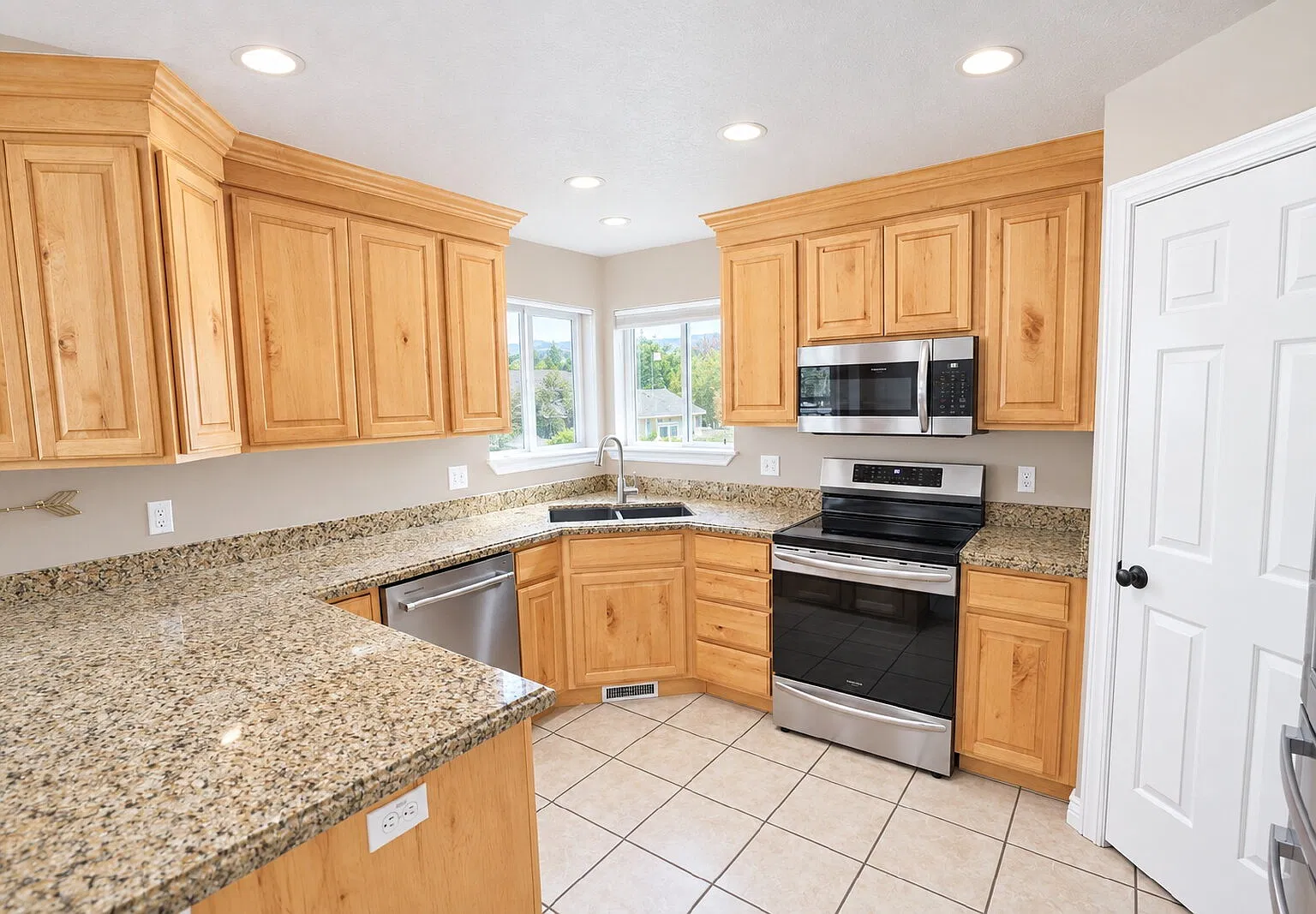 4 bed, 2.5 bath, 2738 sqft, $3,400 — Photo 2