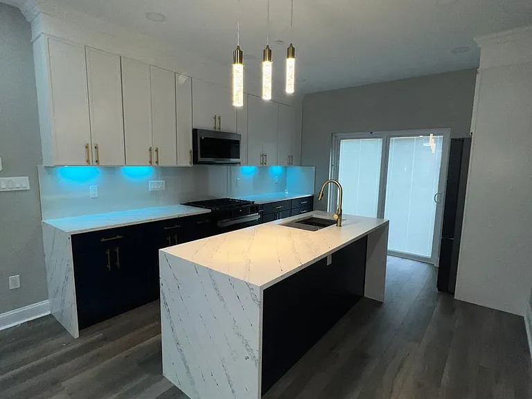 2127 Sigel St — Photo 2