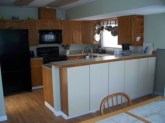 Kitchen w/ lots of storage