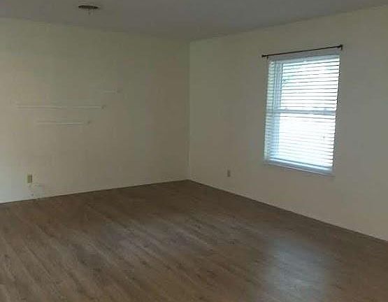 3rd image of 541 Kiowa Dr E