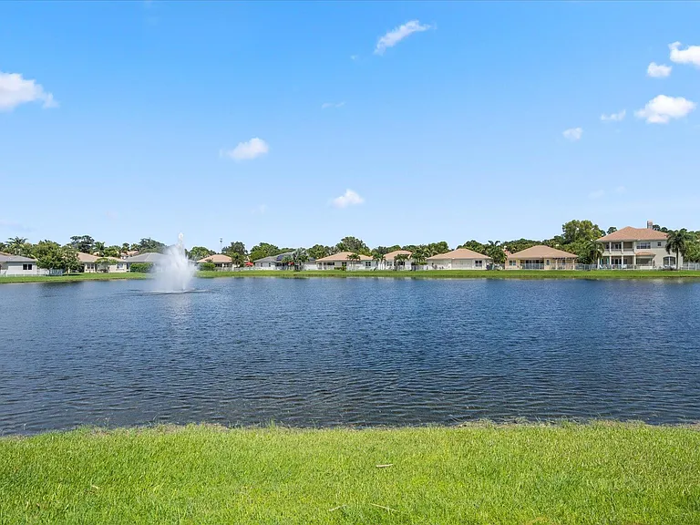 8152 Butler Greenwood Dr — Photo 32
