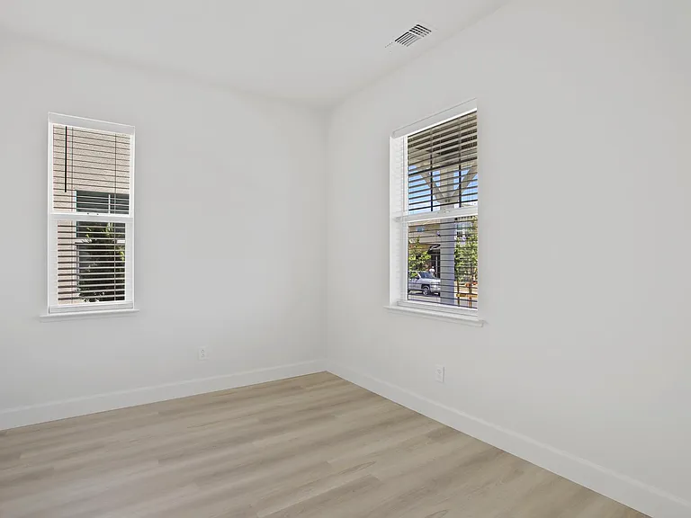 2926 Granger St — Photo 36