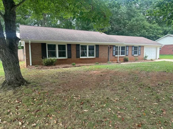 220 River Forest Dr, Boiling Springs, SC 29316