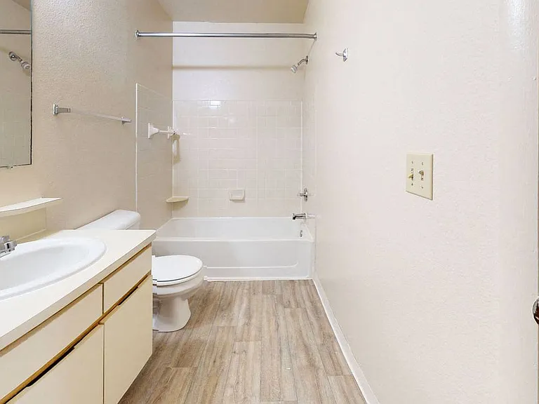 South Bridge Apartments — Photo 9