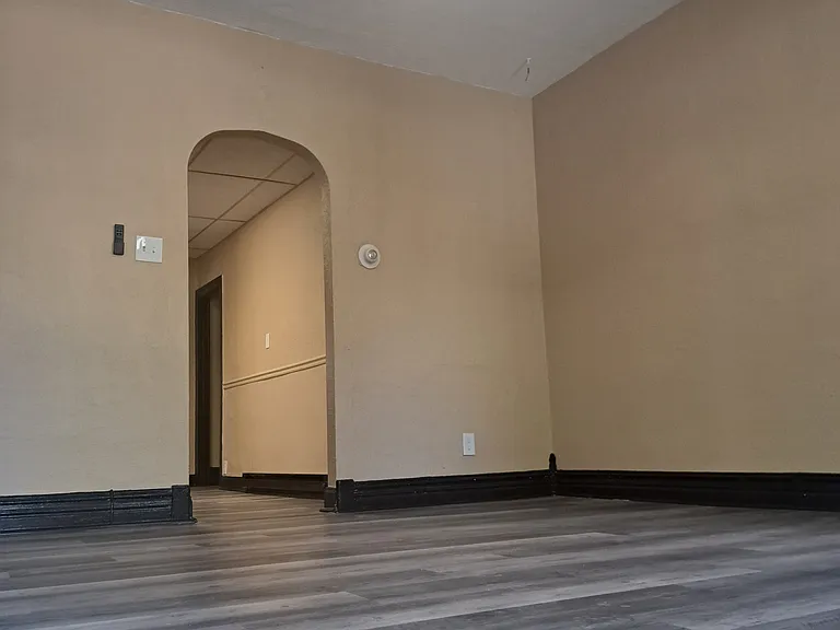 533 Elliger St — Photo 7