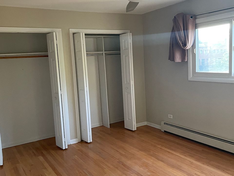 Large Bedroom: 2 closets with fan