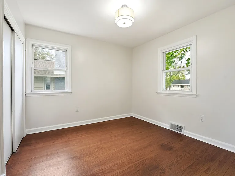 120 Webster Ave — Photo 16