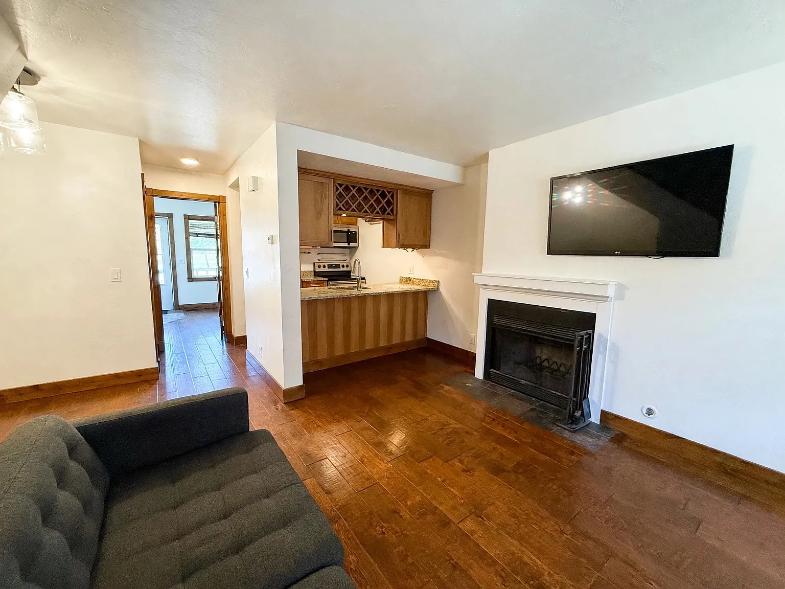 3 bed, 1066 sqft, $3,200 — Photo 1