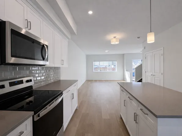 716 25th Ave NW #714, Calgary, AB T2M 2B2