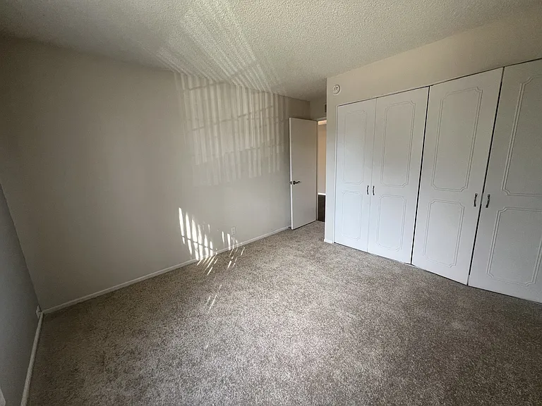 Versailles on the Lake Apartments — Photo 134