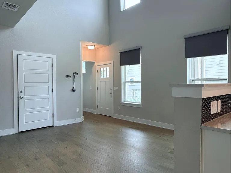11216 Gadsen Ln — Photo 9