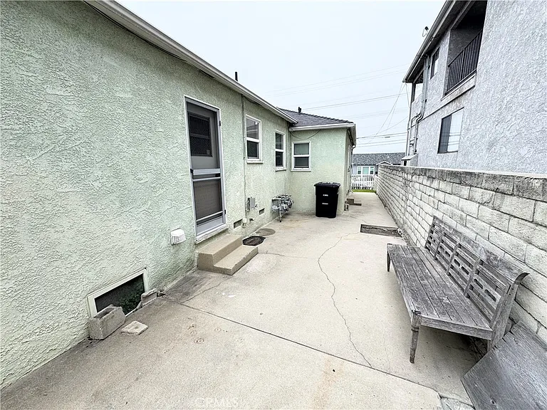1042 W 7th St — Photo 17