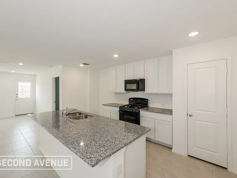 1828 Lotus St — Photo 3